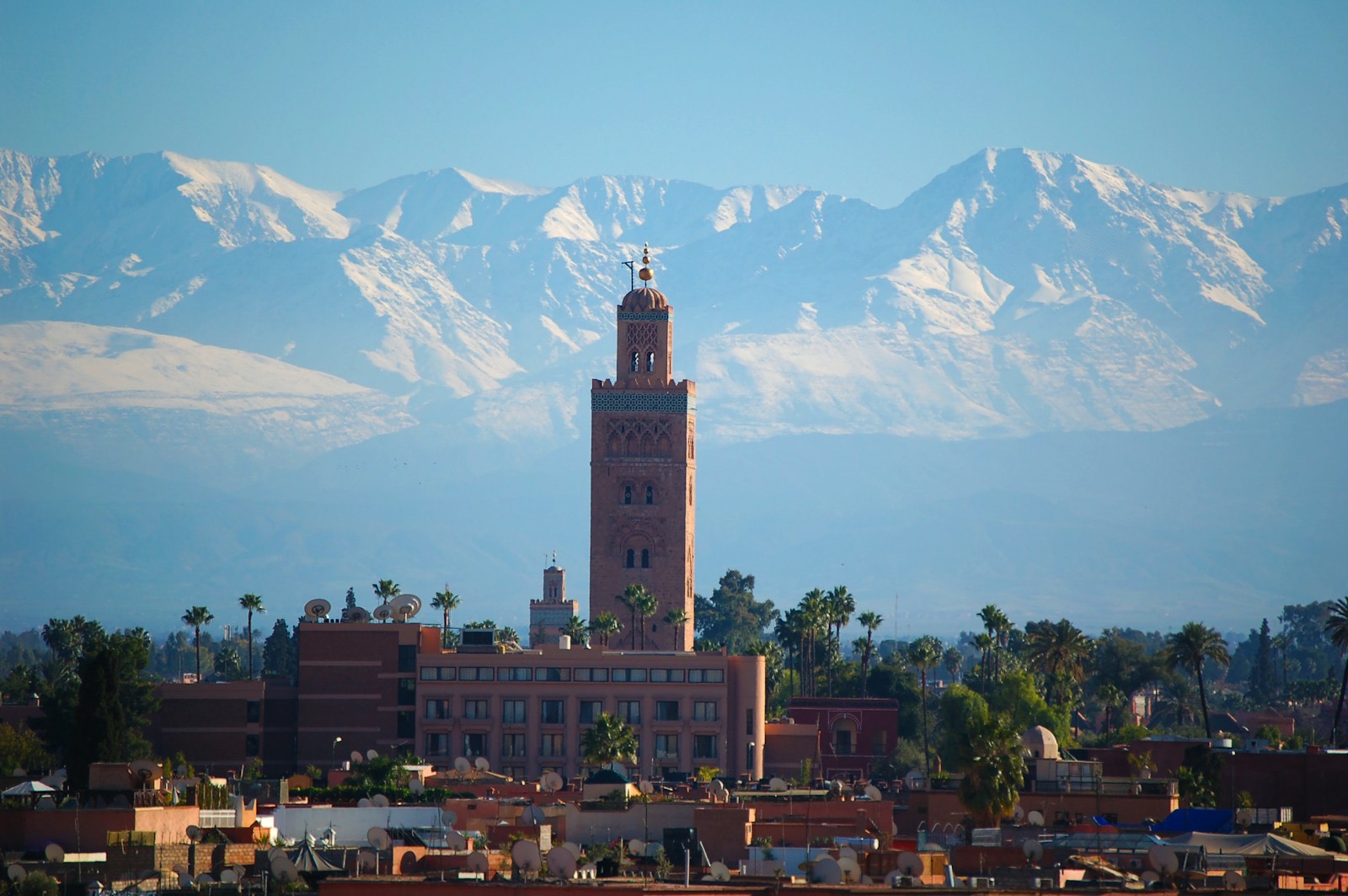 Vue de Marrakech avec la Koutoubia au coucher du soleil
